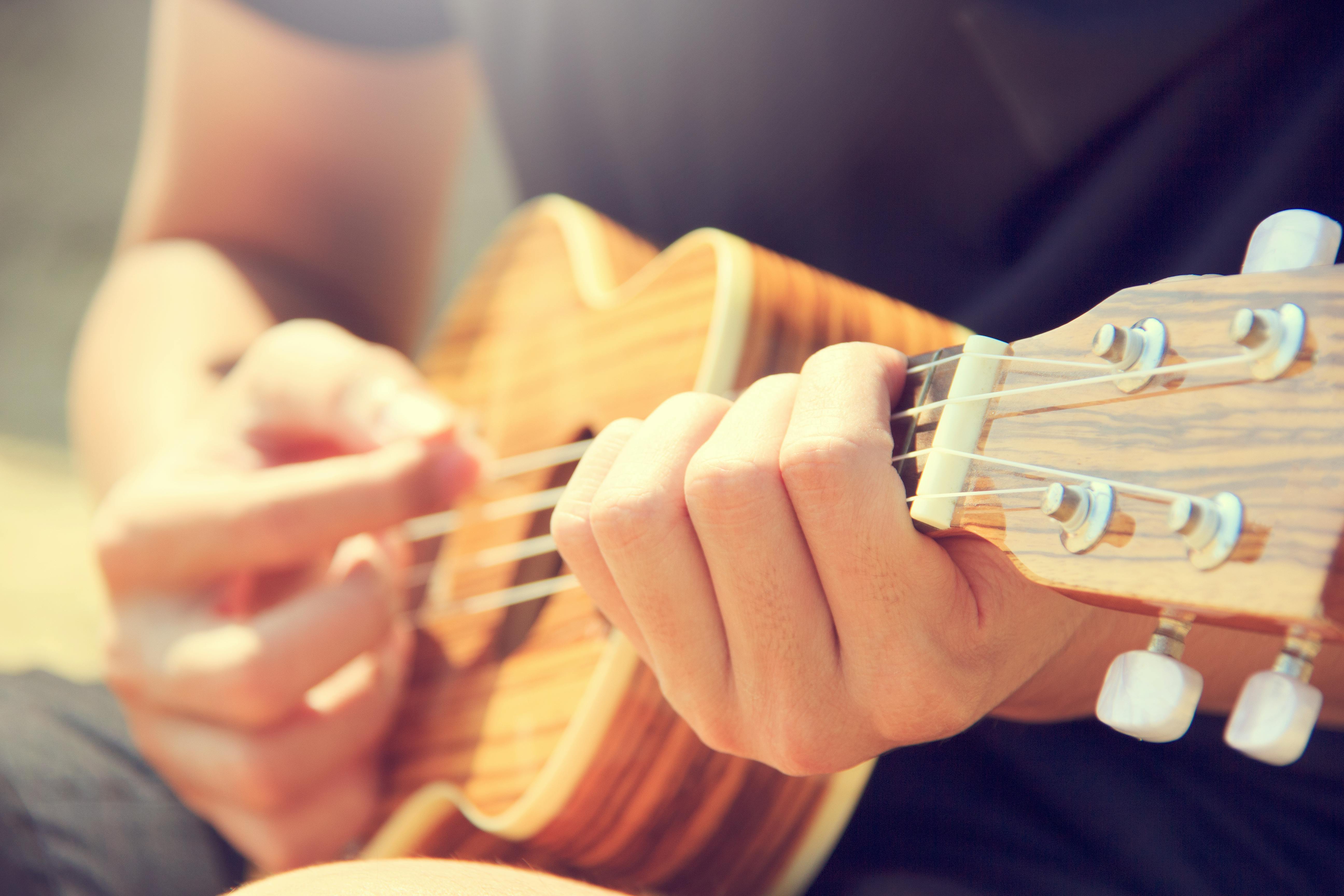 Pessoa tocando Ukulele